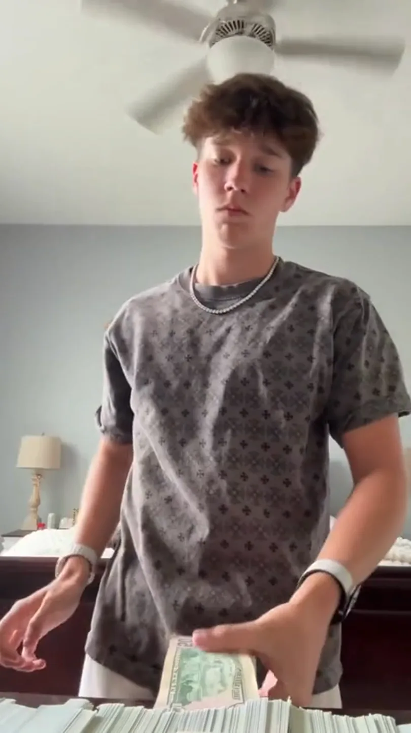 Studio Fan Money Flex AI cash fan video example